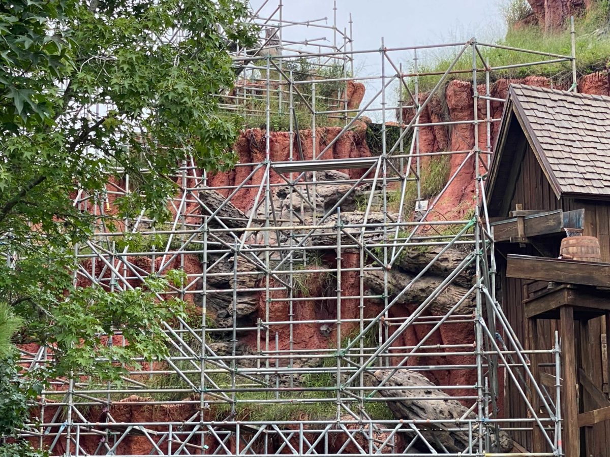 splash-mountain-scaffolding-6