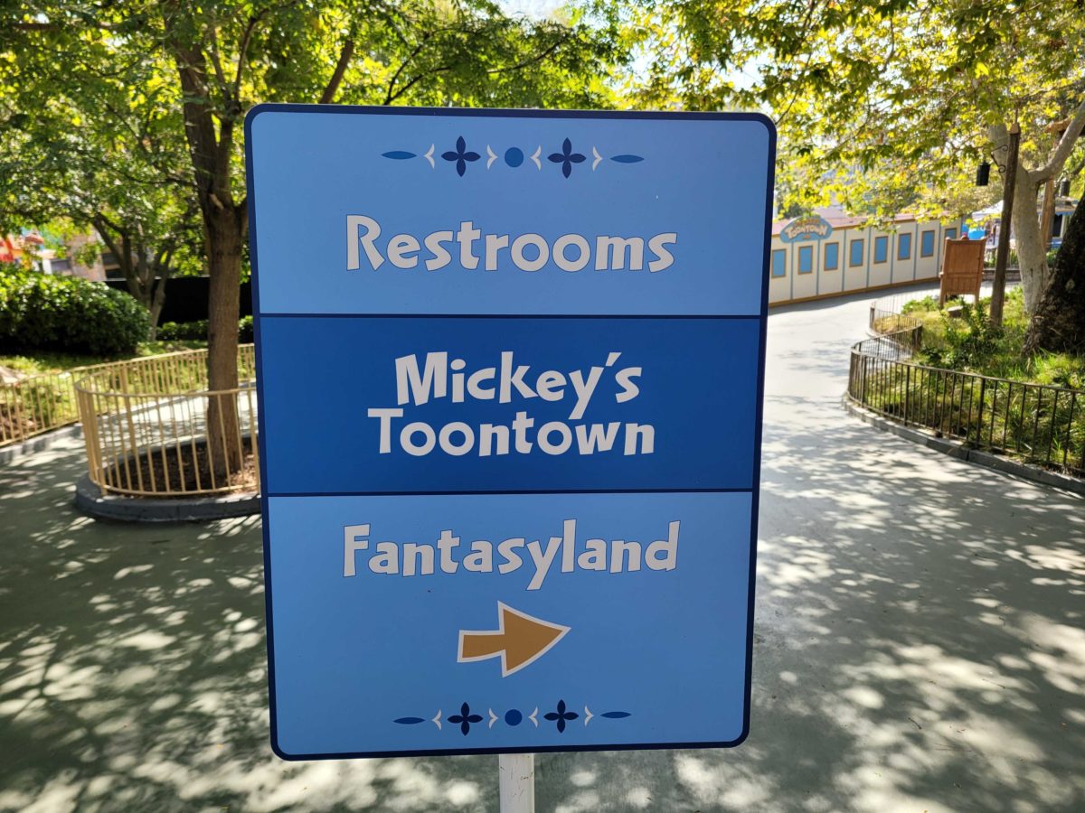 toontown-refurb-directional-sign-8162673