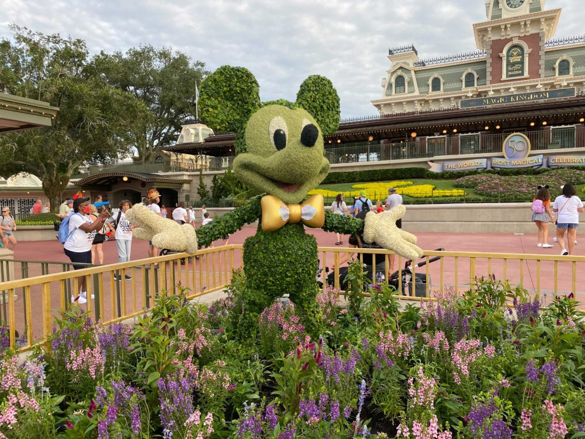 50th-anniversary-cake-topiary-mickey-closeup-3945990