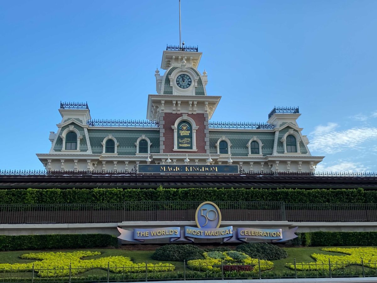 50th-anniversary-train-station-decoration