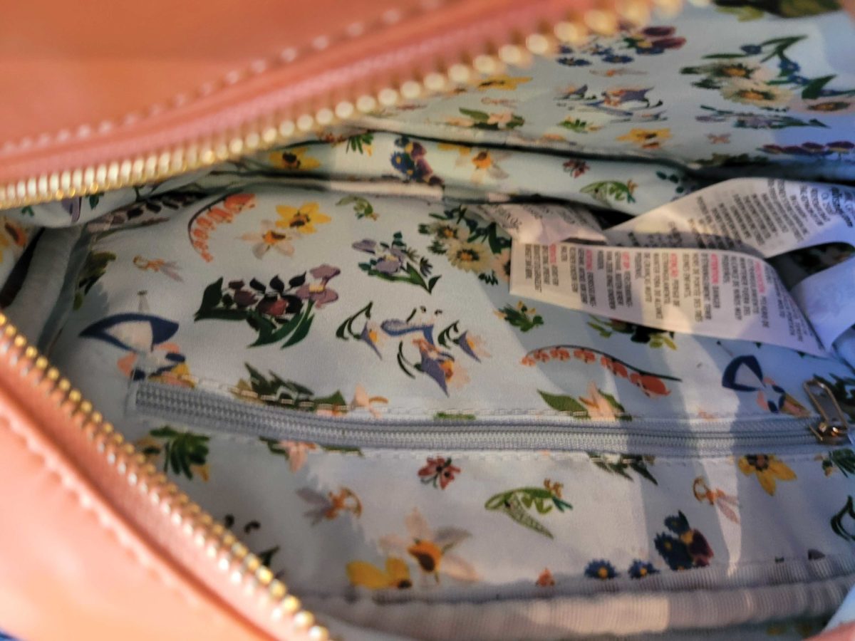 dca-mary-blair-inspired-alice-in-wonderland-70th-anniversary-wallet-3-8376175