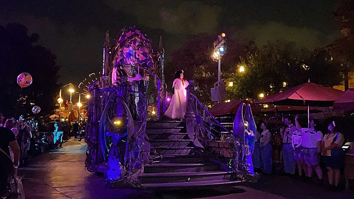 dca-oogie-boogie-bash-frightfully-fun-parade-16-6181576-1200x675-4585466