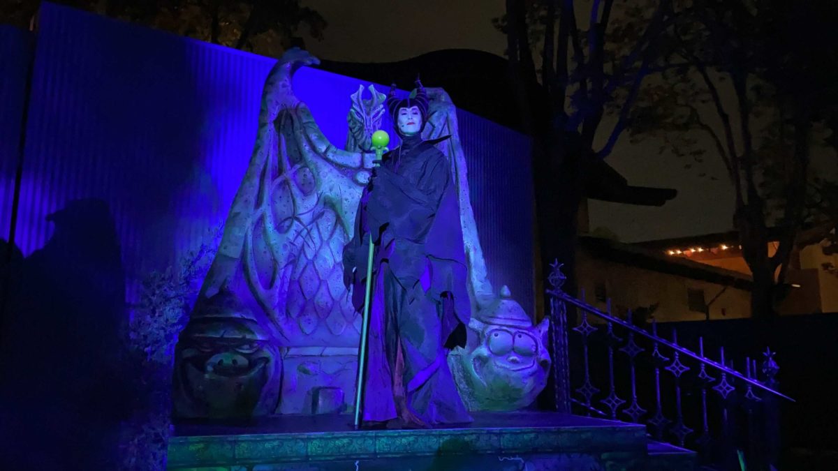 dca-oogie-boogie-bash-meet-and-greet-maleficent-5-5647247