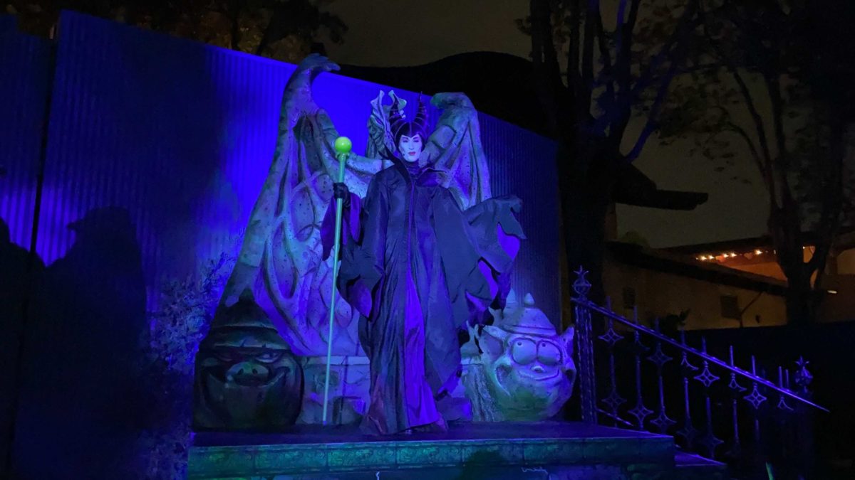 dca-oogie-boogie-bash-meet-and-greet-maleficent-6-8787427