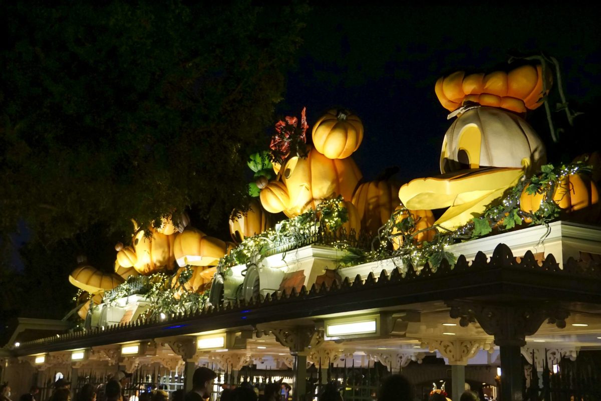 disneyland-entrance-turnstiles-pumpkins-halloween-1