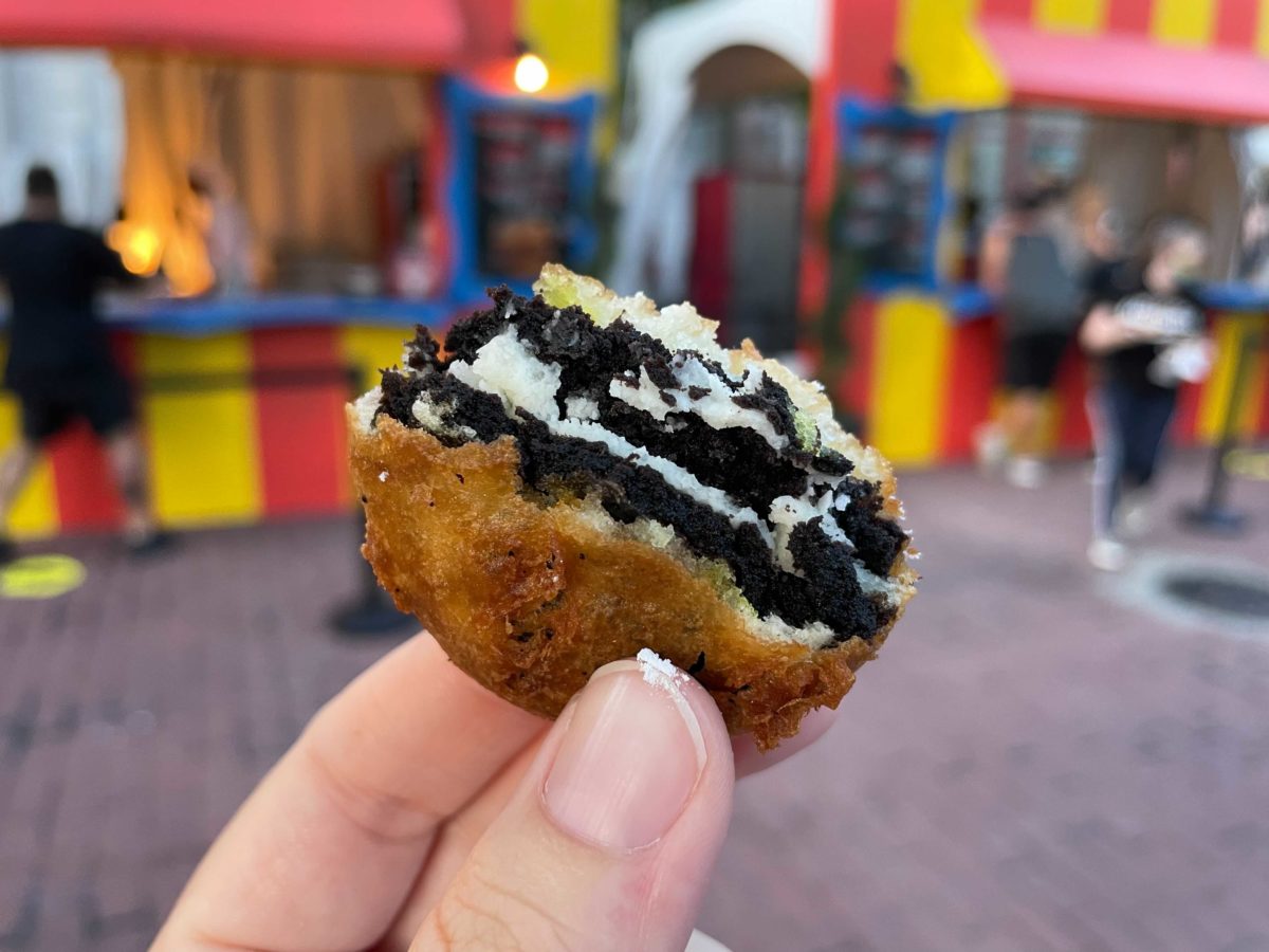 hhn-30-carnival-courtyard-food-booth-dr-pinettis-confetti-battered-oreos-22-6062390