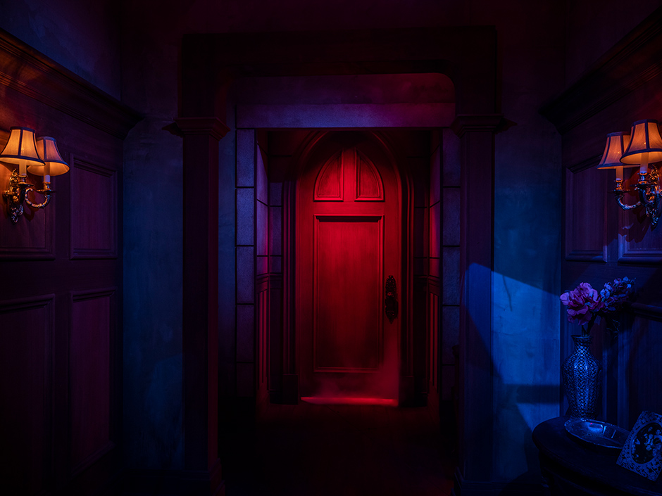 hhn-30-haunting-of-hill-house-red-room-uo-8592992