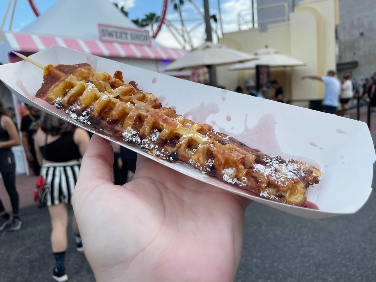 hhn-30-revenge-of-the-tooth-fairy-food-booth-monte-cristo-waffle-stick-8-9362206