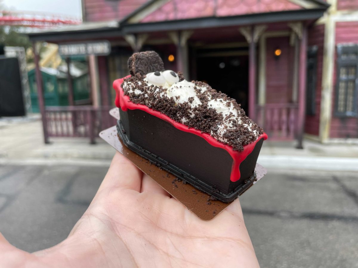hhn-30-tribute-store-coffin-brownie-2-6284171