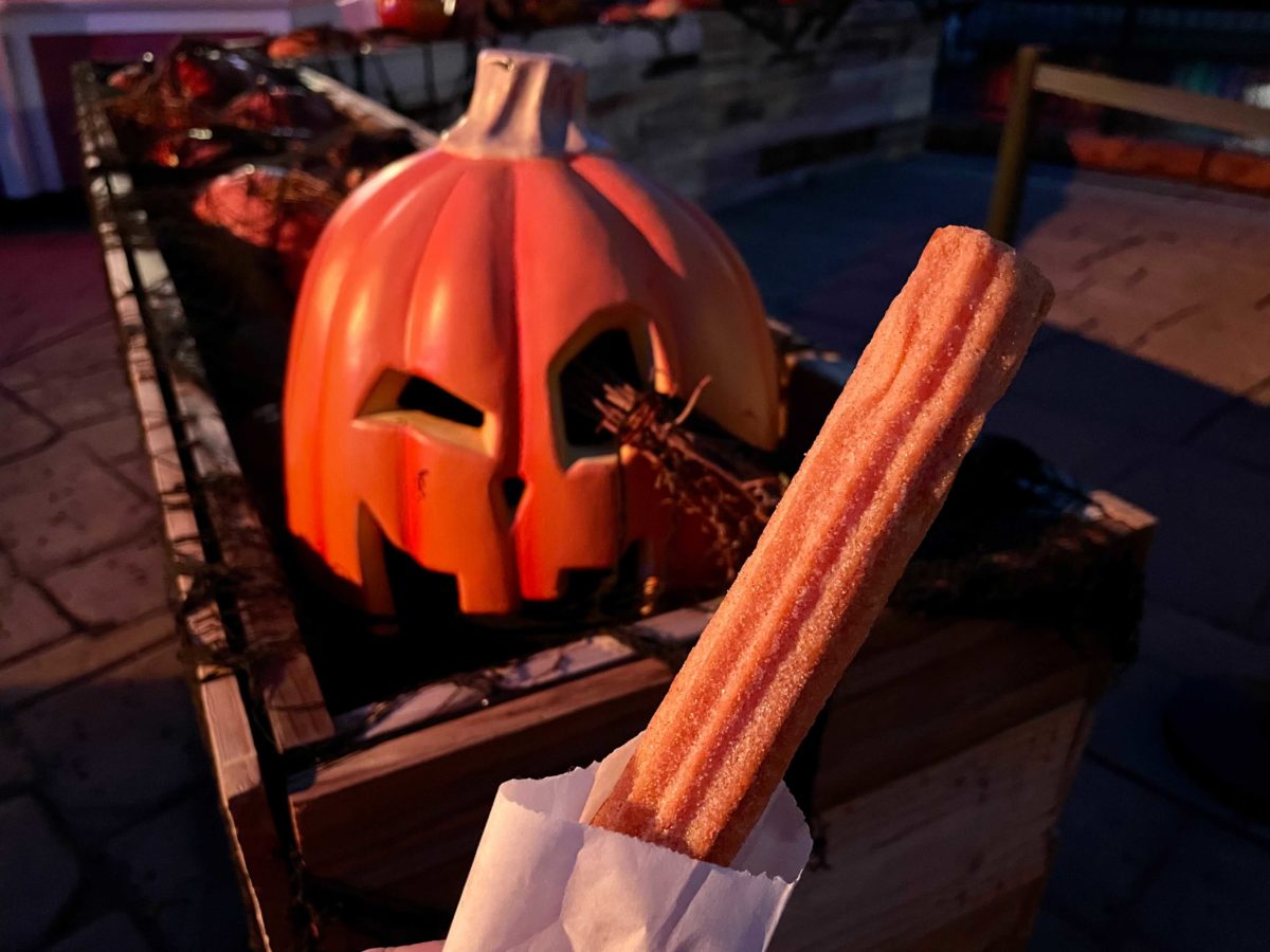 hhn-30-wicked-growth-realm-of-the-pumpkin-themed-food-booth-pumpkin-dolce-de-leche-churro-3-3531958
