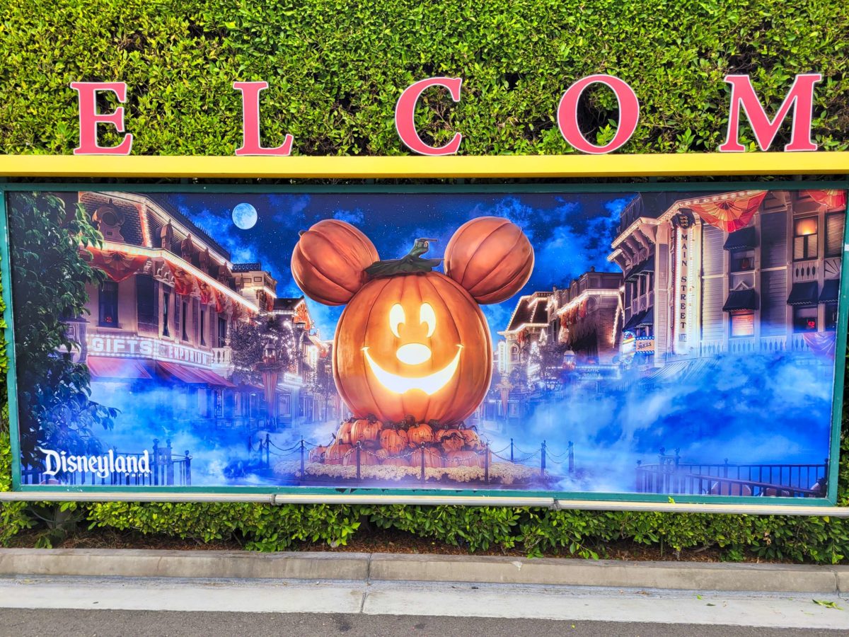 halloweentime-parking-lot-banners-mickey-pumpkin