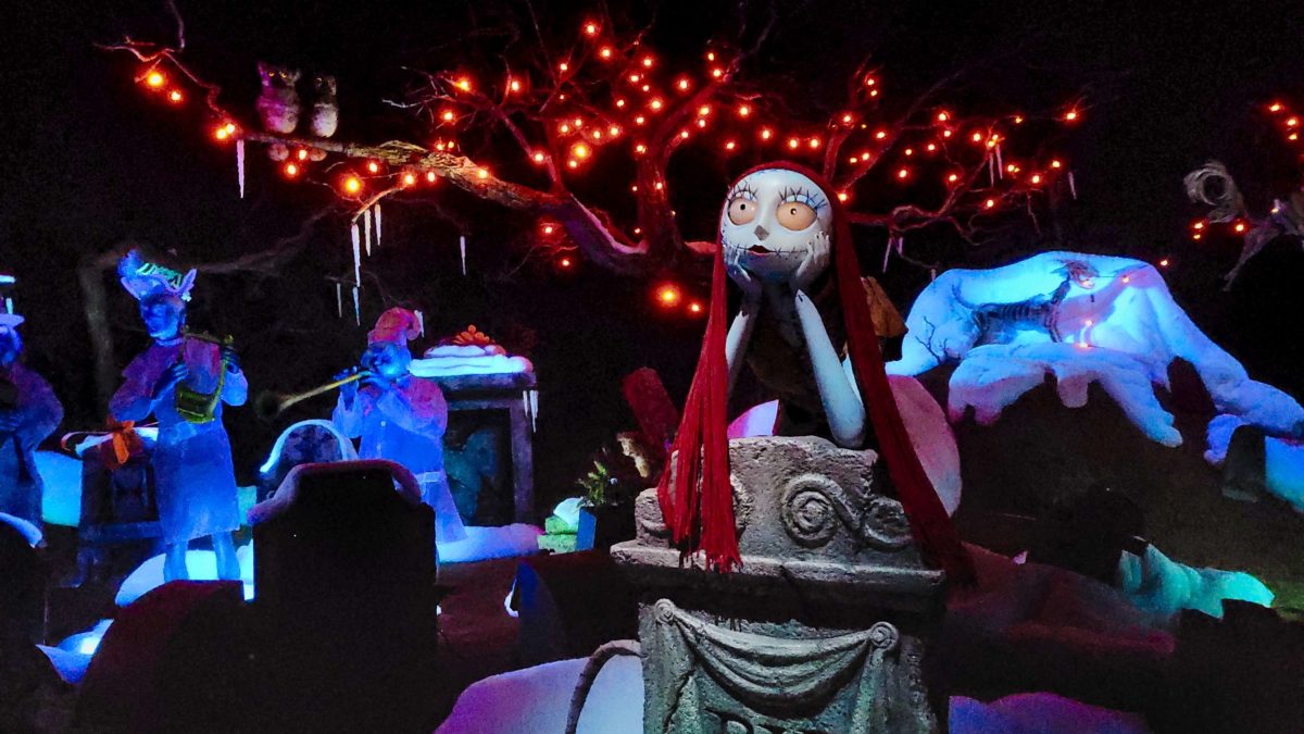 haunted-mansion-holiday-2021-sally-in-graveyard