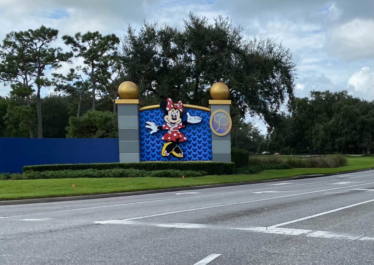hotel-plaza-drive-entrance-50th-medallions-10-6017946