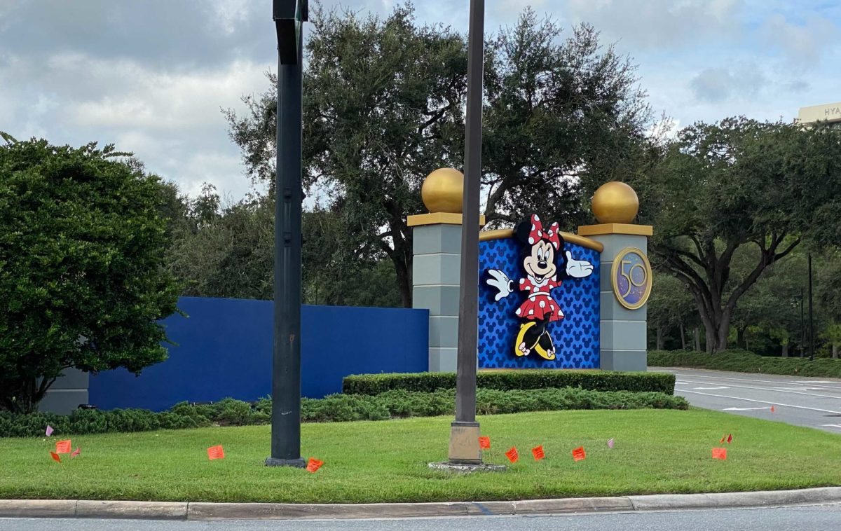 hotel-plaza-drive-entrance-50th-medallions-12-6576326