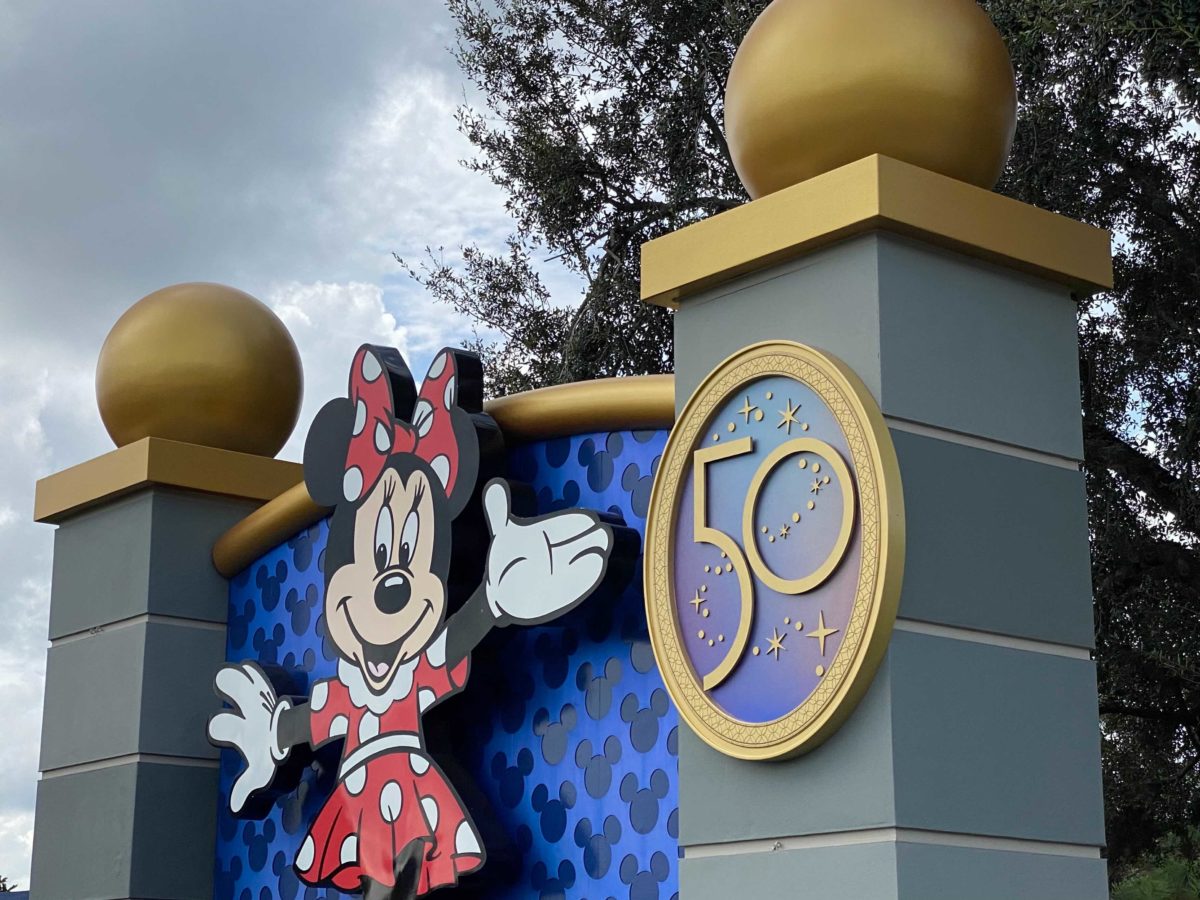 hotel-plaza-drive-entrance-50th-medallions-14-2144344