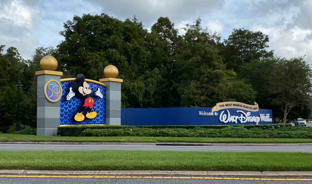 hotel-plaza-drive-entrance-50th-medallions-16-8344686