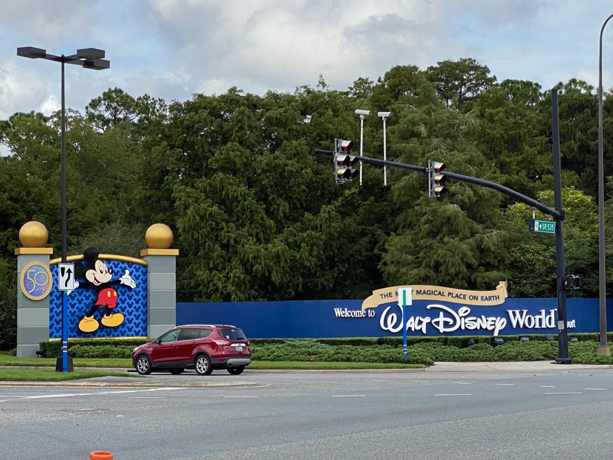hotel-plaza-drive-entrance-50th-medallions-6-6137209