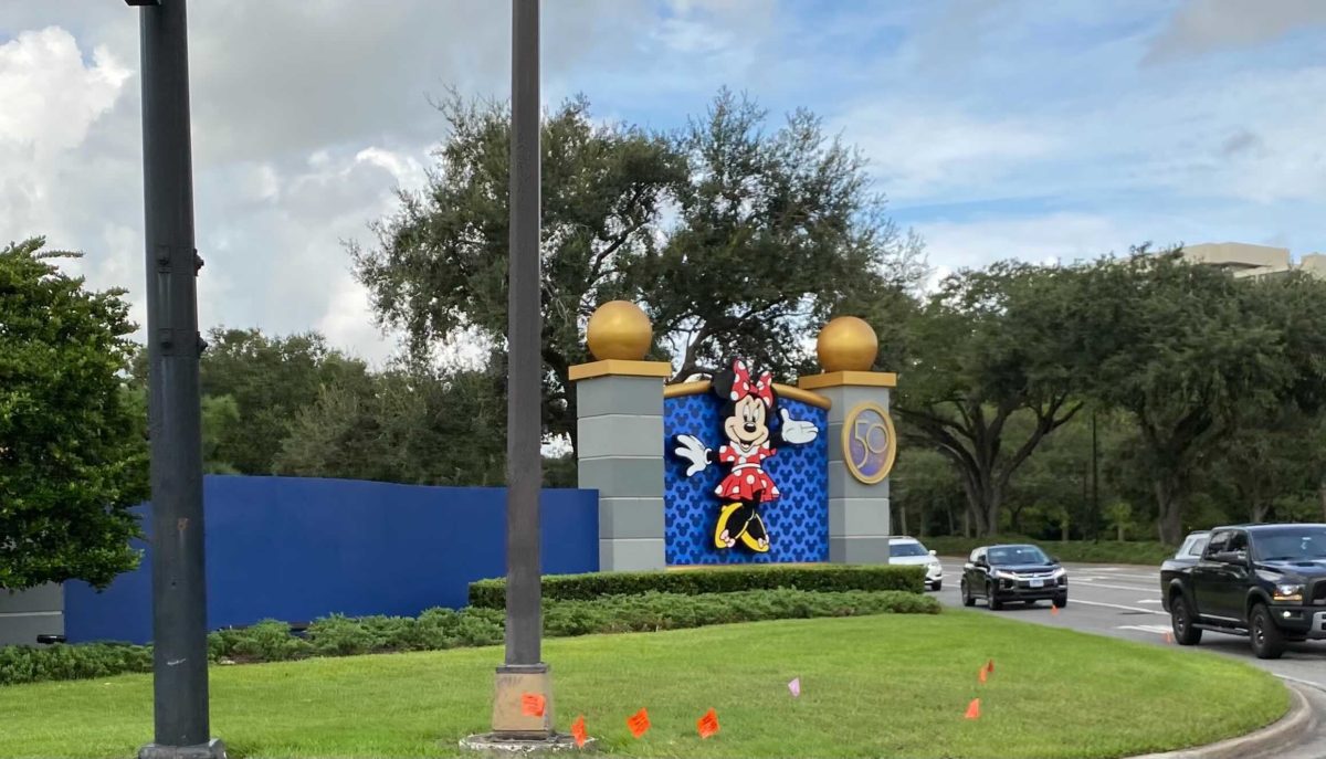 hotel-plaza-drive-entrance-50th-medallions-8-8844276