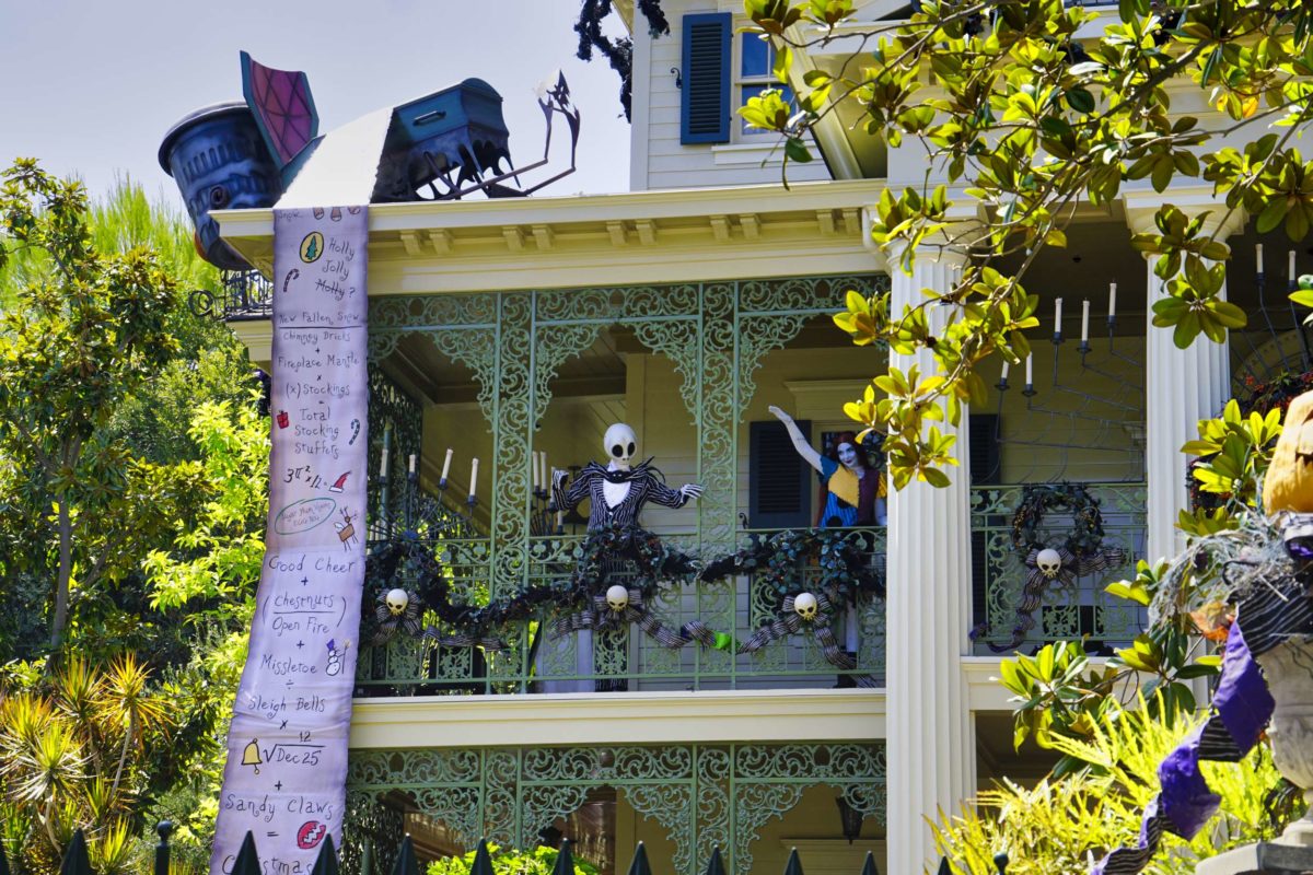 jack-and-sally-on-haunted-mansion