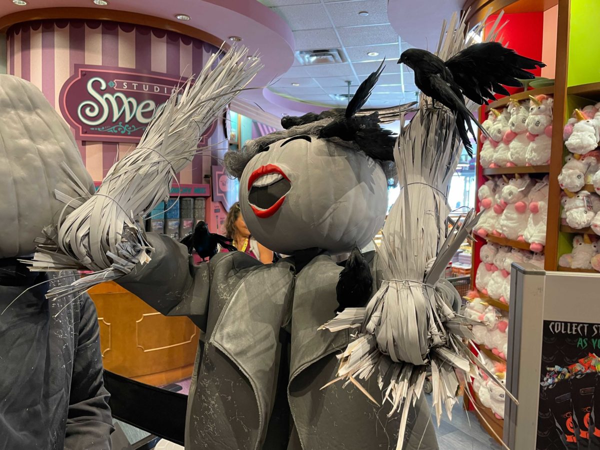 uor-scarecrow-stalk-universal-studios-store-usf-13-3212394