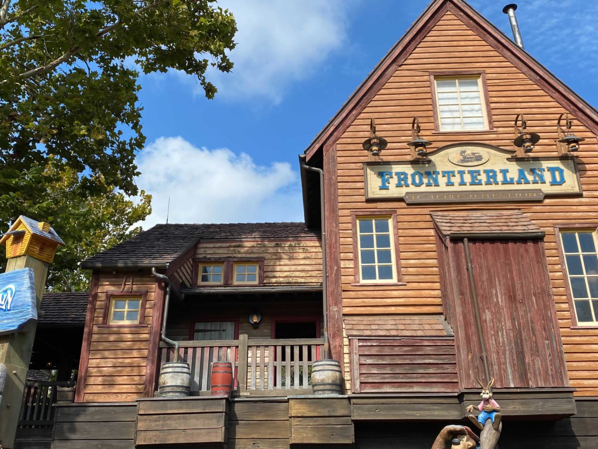 frontierland-railroad-station-staining-3