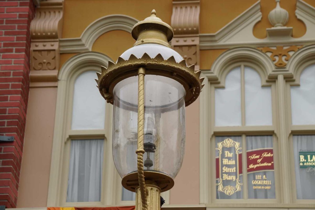 gold-lamppost-painting-26