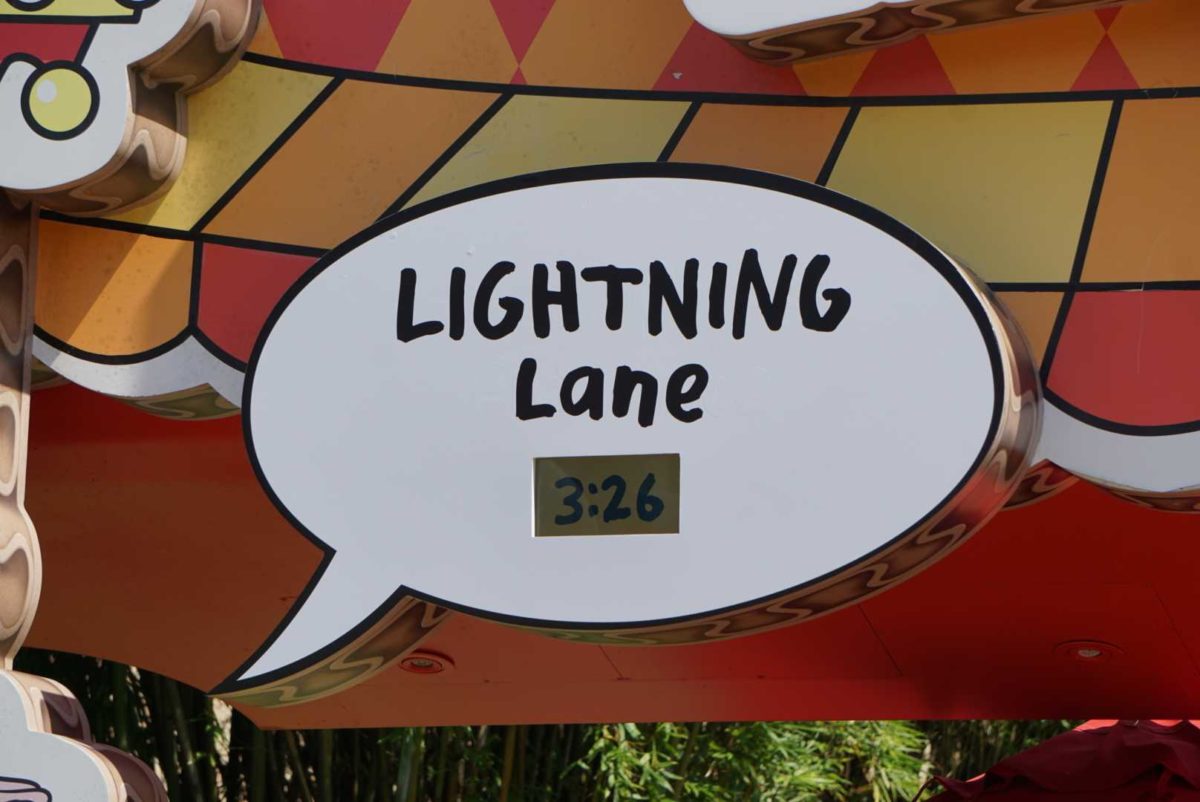 hollywood-studios-lightning-lane-signage-3-1535534