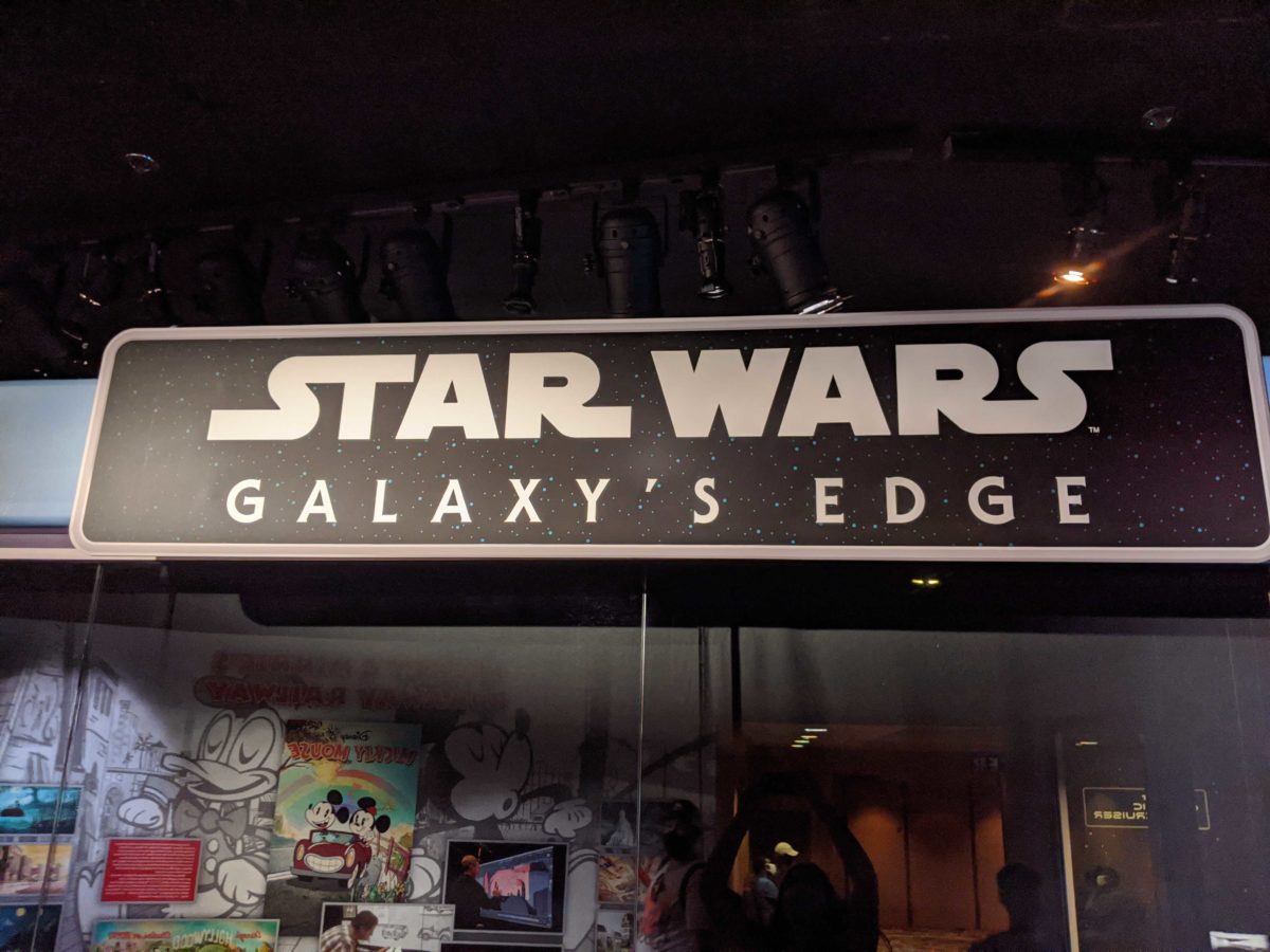 one-man-presents-galaxys-edge-_153800