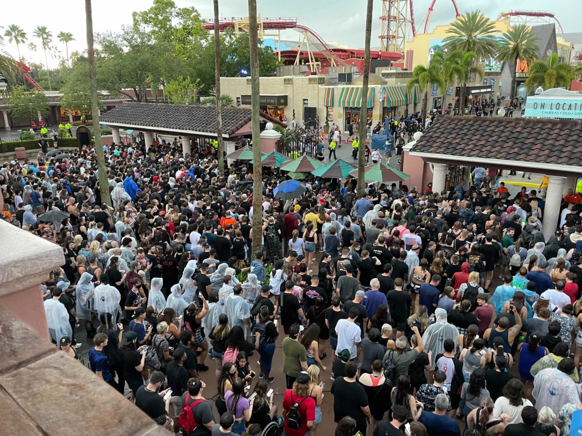universal-orlando-crowds-hhn-30-2021-opening-night-3-8460255