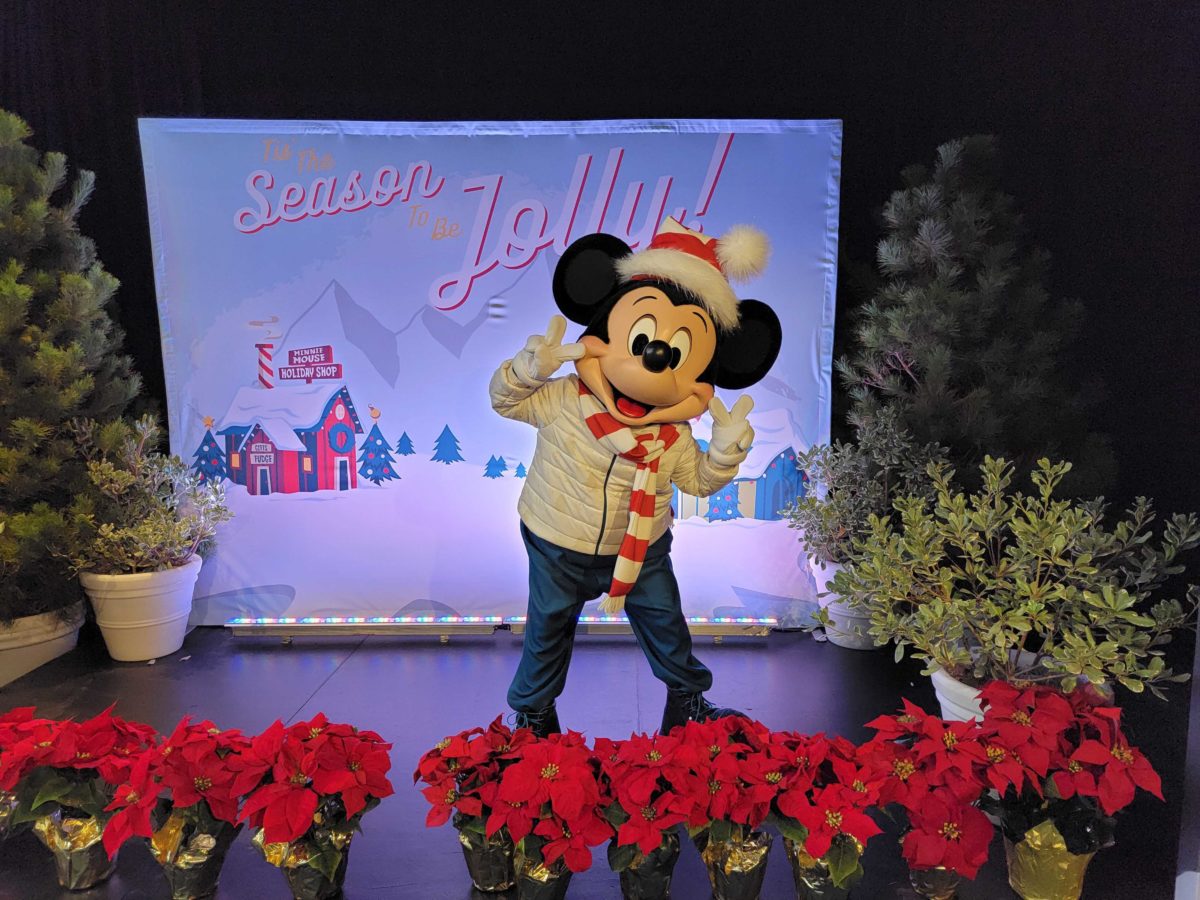 christmas-mickey-at-magic-key-lounge-dl135231-9763276