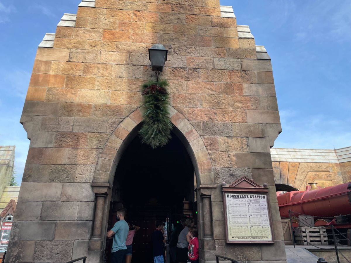 hogsmeade-christmas-decorations-32-8432696