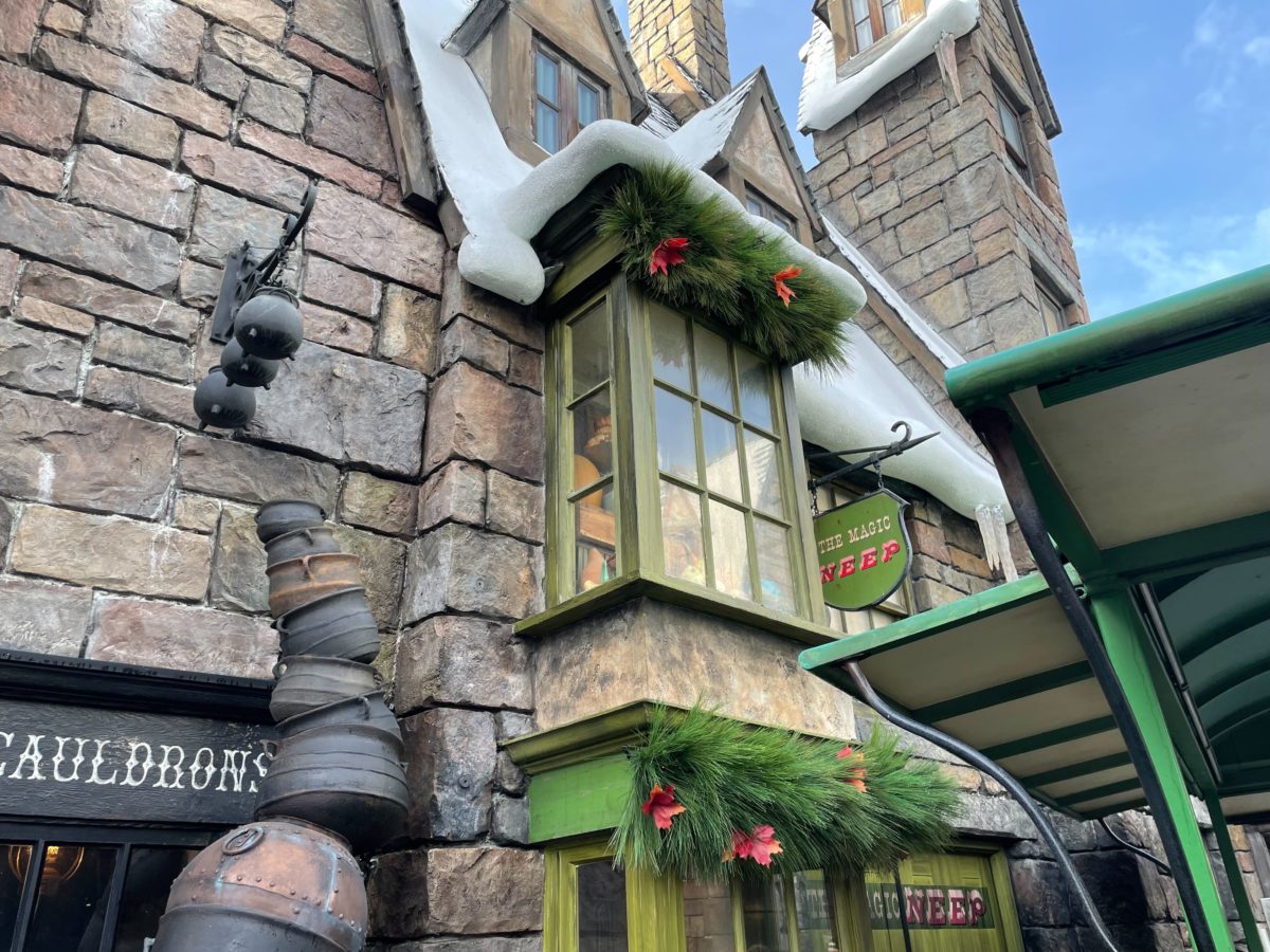 hogsmeade-christmas-decorations-33-6948637