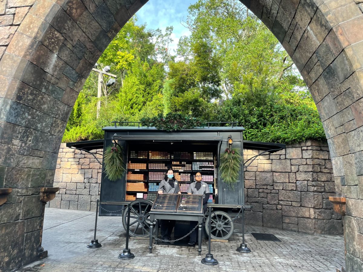 hogsmeade-christmas-decorations-41-4941766