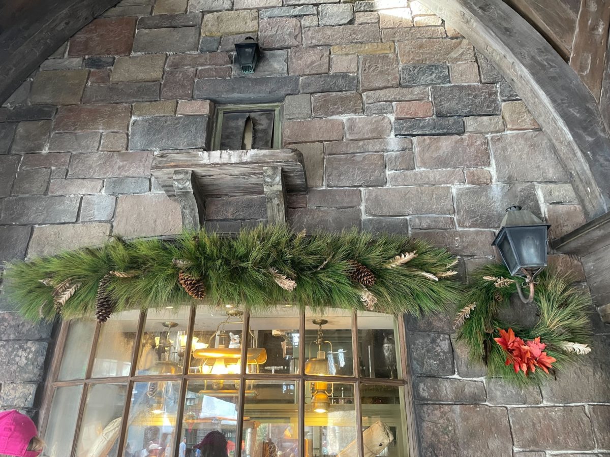 hogsmeade-christmas-decorations-48-8219395