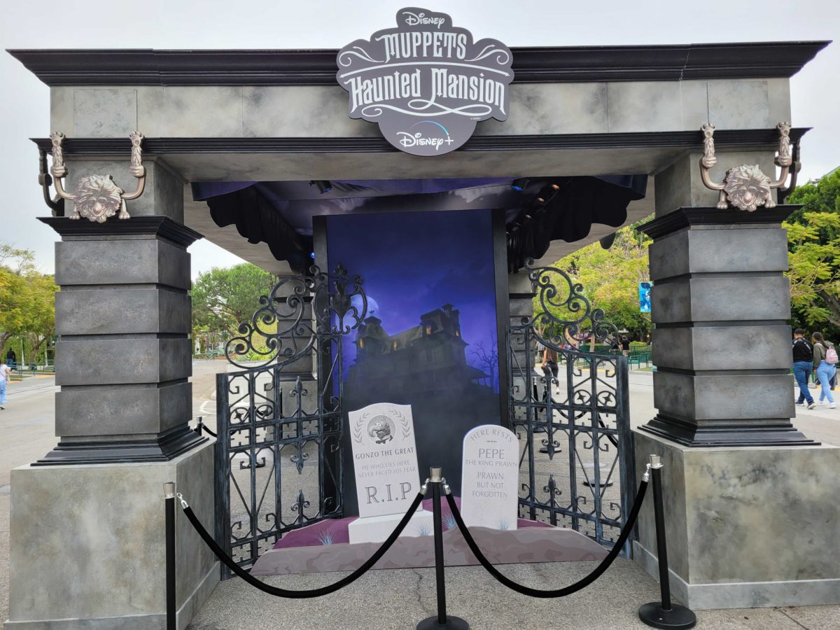 muppets-haunted-mansion-photo-op-props-2