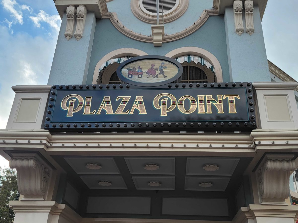 plaza-point-holiday-shoppe-085606-2085257