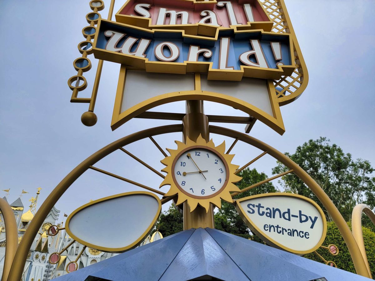 small-world-fastpass-sign-removed