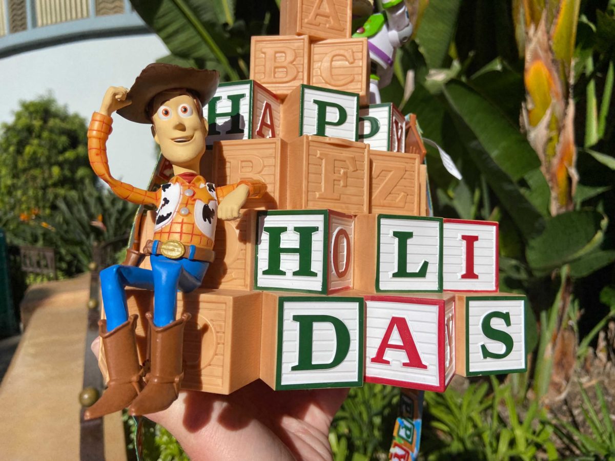 dca-happy-holidays-toy-story-popcorn-bucket-10-8857260