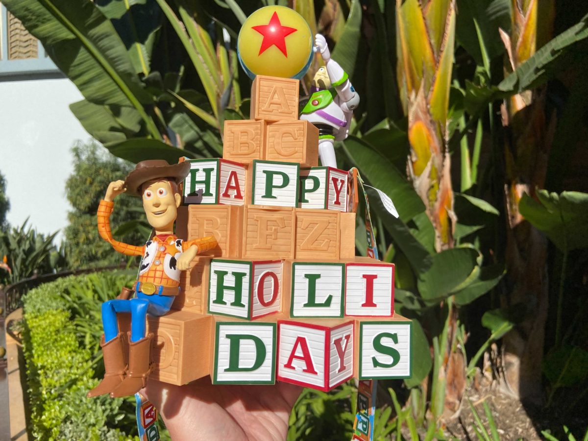dca-happy-holidays-toy-story-popcorn-bucket-4-4010734