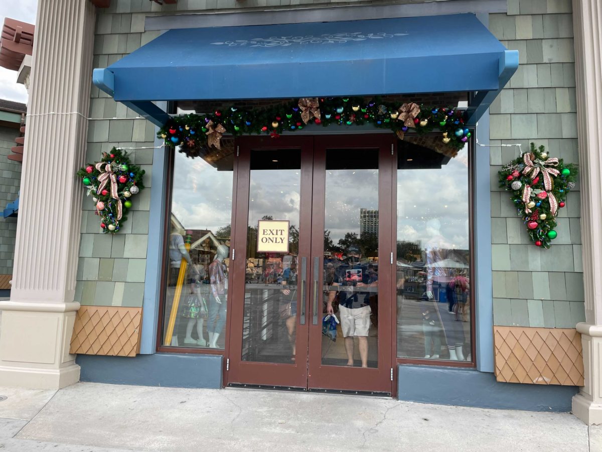 disney-springs-holiday-decorations-2021-11-05t101843-265-2647201