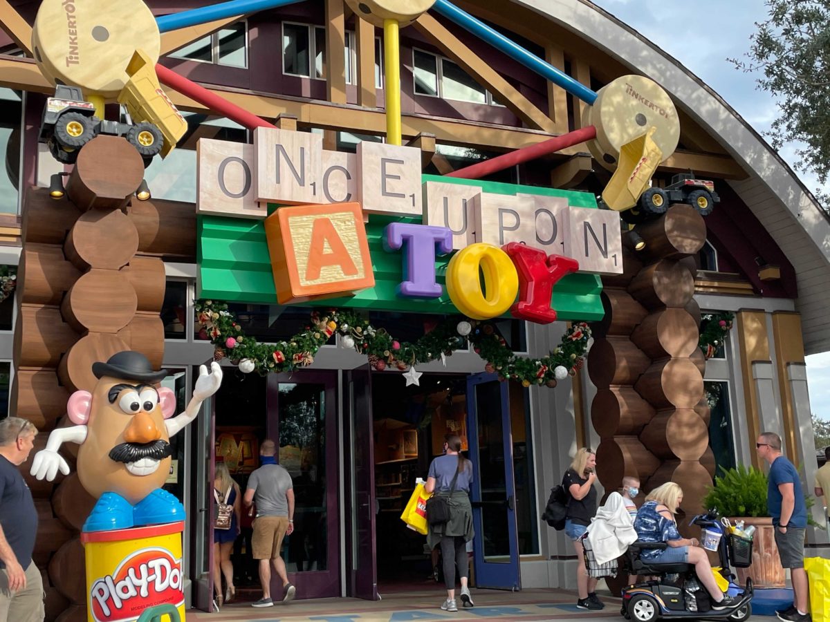 disney-springs-holiday-decorations-2021-11-05t101951-597-3313499