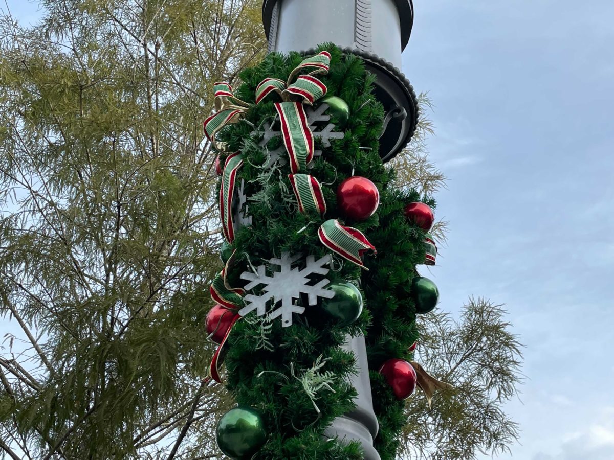 disney-springs-holiday-decorations-2021-11-05t102027-221-1789791
