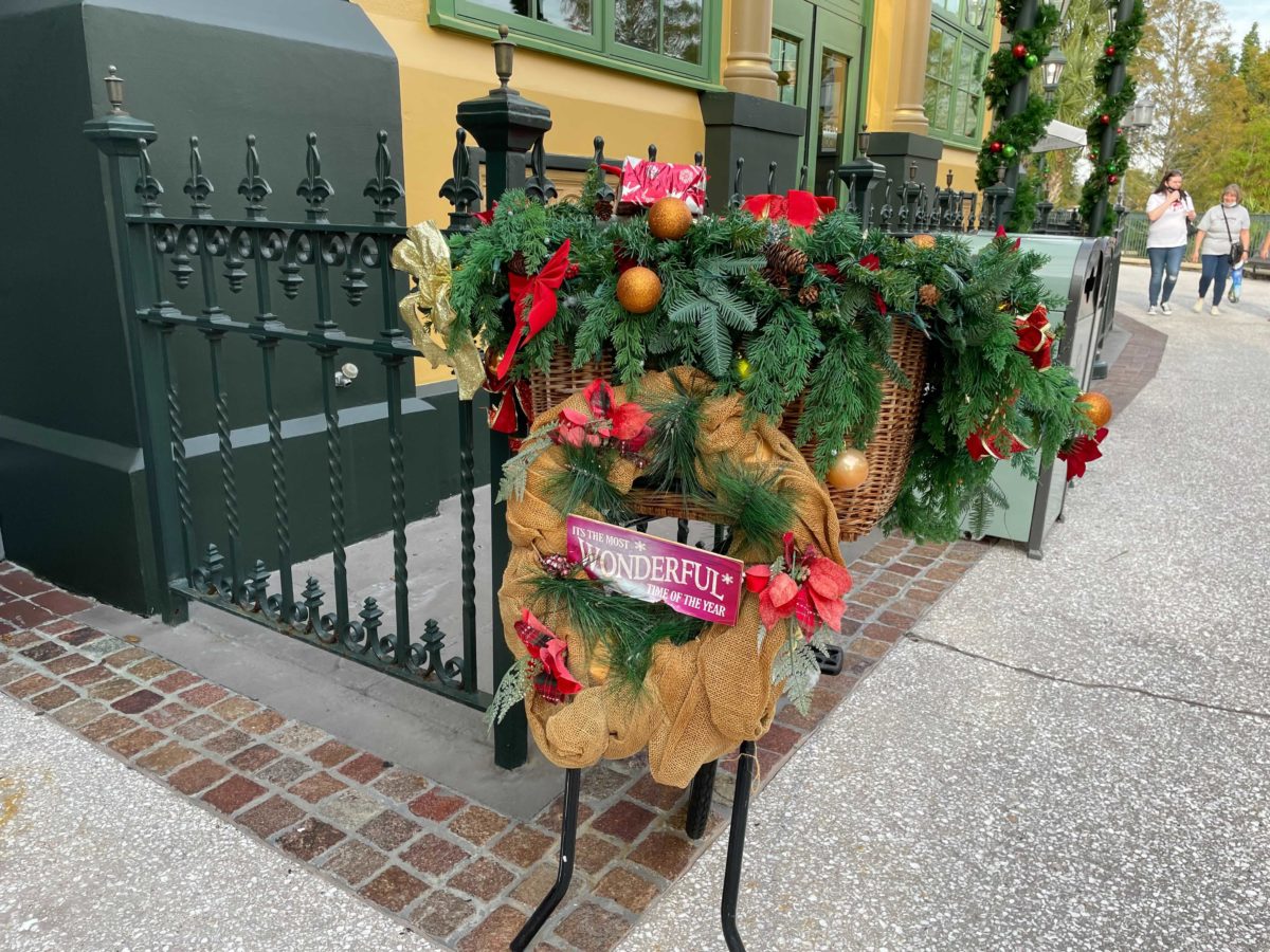 disney-springs-holiday-decorations-2021-11-05t102033-007-8530141