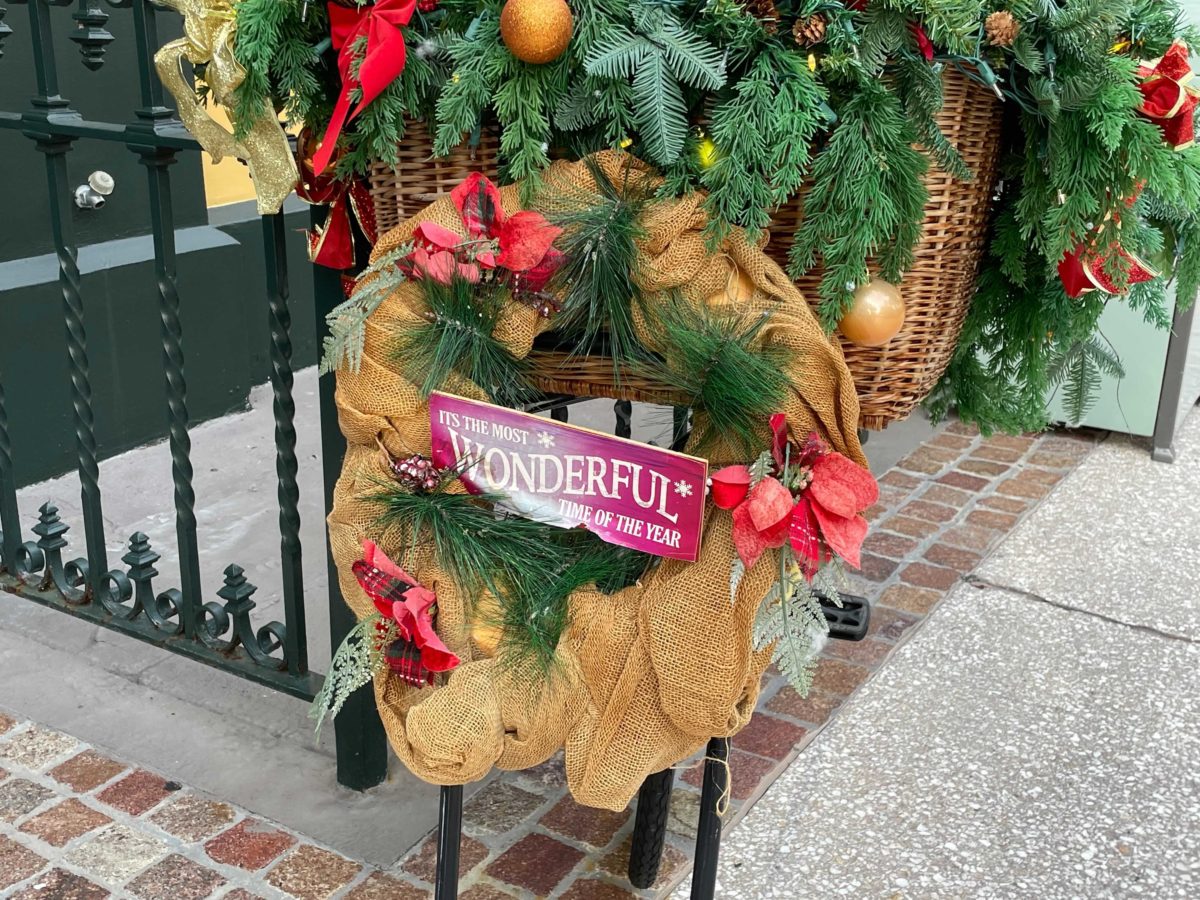 disney-springs-holiday-decorations-2021-11-05t102034-607-4681370