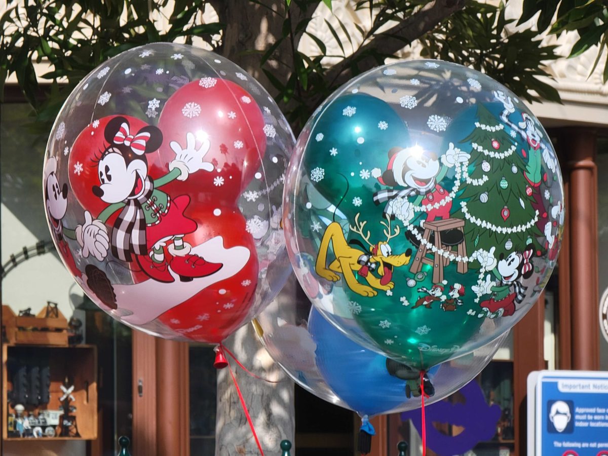 disneyland-holiday-balloons-103224-7883563