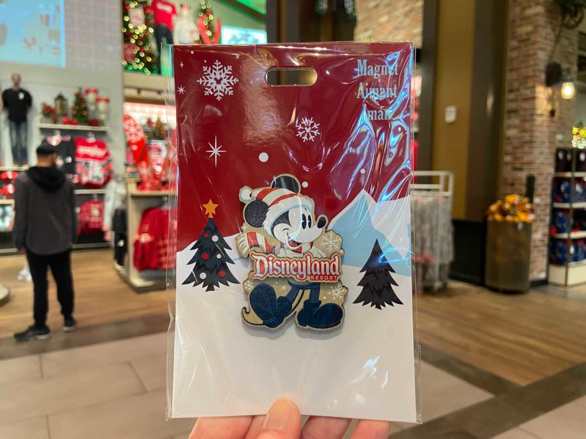PHOTOS New Holiday Wand, Mickey and Christmas Light Necklace