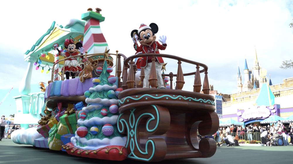 mickey-friends-christmas-greeting-parade-2021