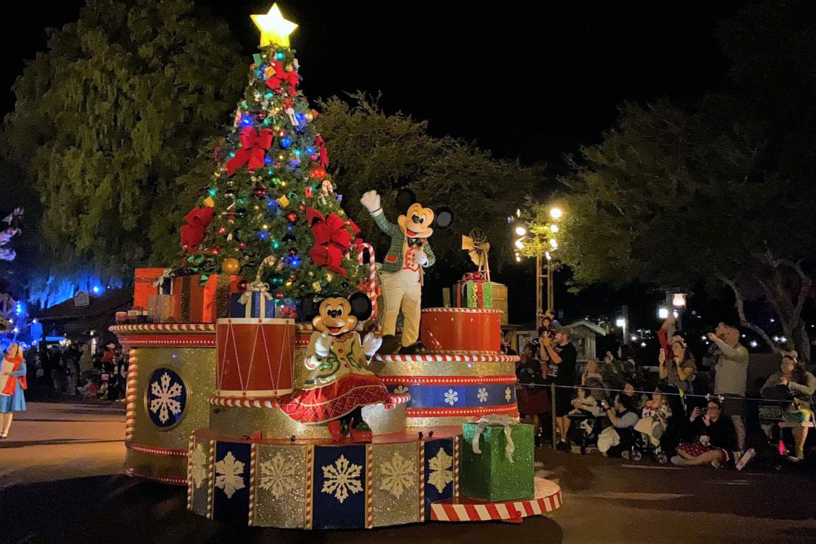 mickeys-once-upon-a-christmastime-parade-1-2242859