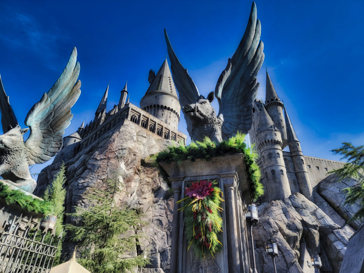 ush-holidays-hogwarts-stylized-feat