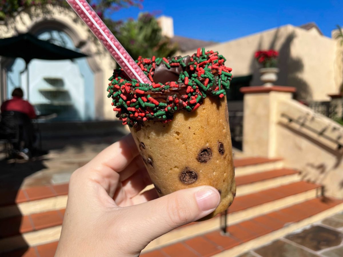 universal-orlando-holidays-food-review-battery-park-booth-cookies-and-milk-pressed-sandwiches-13-6375562